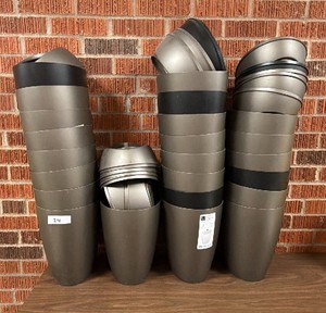 2.4 gallon flip top garbage cans (23 cans in lot 15 with lids)