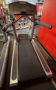 Commercial-Grade Life Fitness Treadmill  Featuring FlexDeck� Shock Absorption System