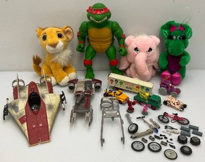 Miscellaneous collectible vintage toys, including Star Wars. Teenage mutant ninja turtles and more