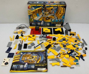 Doctor Who 04031 Tardis Console Room Mega Construction Set pre-owned. Missing pieces See Photos