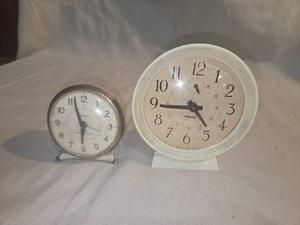 Set of 2 Vintage clocks