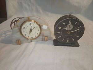 Set of 2 Vintage clocks