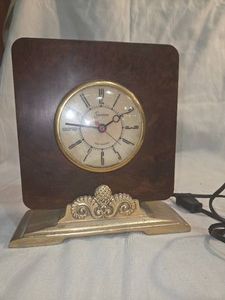 Vintage clock-Plugs in