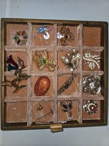 Vintage Brooch lot-holder plus 13 pieces
