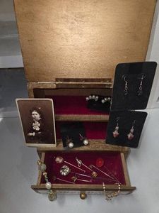 VINTAGE Musical Trinket Jewelry Gold Box