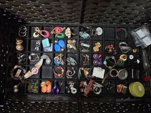 Vinatge Wicker Basket w Jewelry inside