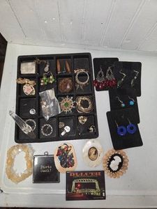 Miscellaneous Jewelry Pieces -Whole Lot