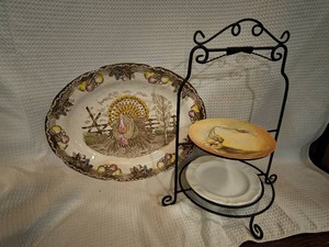 Hosting a get together necessities- Turkey serving plate and 2 tier stand