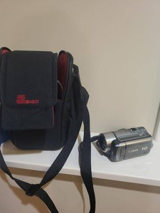 Canon VIXIA HF100 HD Camcorder AVCHD 12x Zoom w Case Accessories