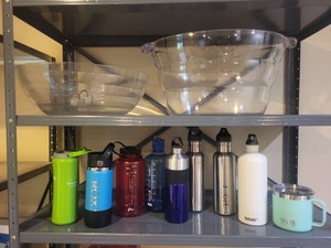 Lot of Reusable Water Bottles Yeti Sigg Nalgene w Acrylic Serving Bowls