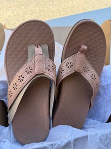 Vionic Perforated Leather Thong Sandals Macaroon Women US 8 M