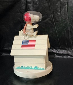 Vintage 1969 united feature syndicate Schmidt music box plays fly me to the moon