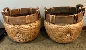 Set of 2 woven baskets with wood handles