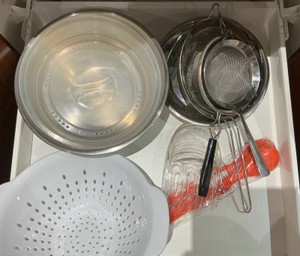 Misc kitchenwares, strainers and bowls