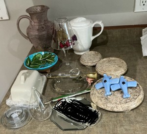 Group of various housewares, trinkets