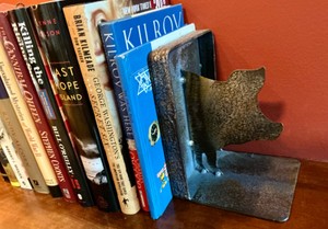 Metal Pig Bookends, Hard Cover Books Last Hope Island, George Washington, Kilroy Was Here, Untold Valor