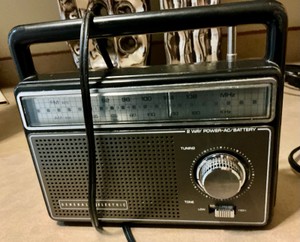 Vintage General Electric Potable 2 Way power AC Battery Radio powers up