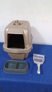 Cat litter enclosed box with dish and scoop
