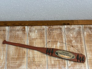 Cabin  Lakehouse Decor - Wall Oar that says Friends Welcome