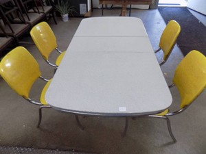 Vintage Chrome Table and Chairs   30W x 58� long 4 Chairs  1 Table Leaf