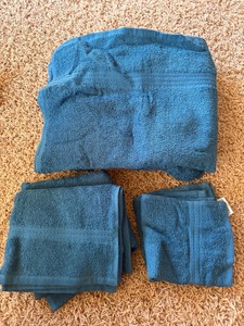 Six Piece Blue Towel Set, Two Bath Towels, Two Hand Towels and Two Washcloths, new, out of package condition