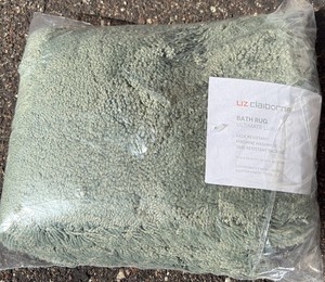 Liz Claiborne Bath Rug Green Fade Resistent 21 x 34