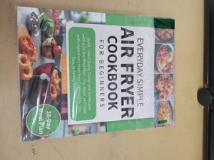 Everyday Simple Air Fryer Cookbook for Beginners - Lisa Larsen - Paperback - 200 Recipes  28-Day Meal Plan - NEW (Sealed)
