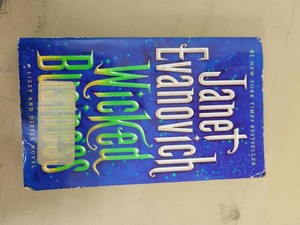 Wicked Business by Janet Evanovich PB Bantam (2012) Lizzy and Diesel #2 Paranormal Mystery Comedy - Good