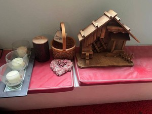 Christmas Decor Mixed Lot Wooden Nativity Stable, Candle Holders & Baskets