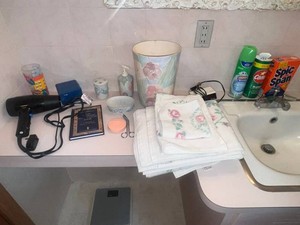 Bathroom Decor & Accessories Mixed Lot - Floral Towels, Ceramic Set, Hair Dryer - contents unverified