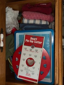 Holiday Serving Trays & Pie Top Cutter &  Towels Mixed Lot