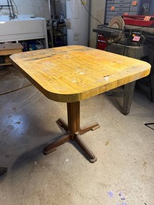 VTG Wood Pedestal Table Round Corner Top