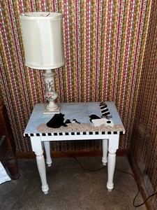 Painted End Table & Floral Table Lamp Mixed Lot