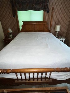 Queen SZ Decorative Wood Bed Frame & Mattress 57 X 82 X 53 in
