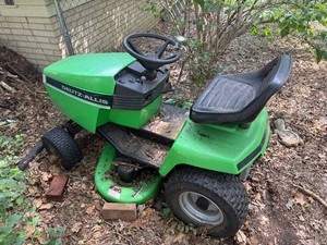 Riding Lawn Tractor - Vintage Deutz-Allis 1616 - NOT RUNNING