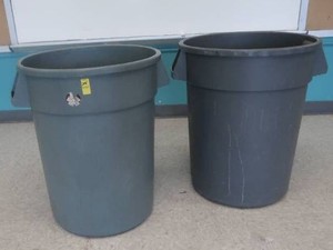 32 GAL HEFTY GARBAGE CANS