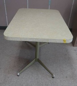 RETRO TABLE
