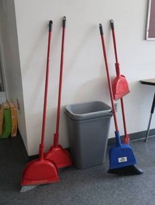 TRASH CANS AND 4 BROOMS WITH DUST PANS