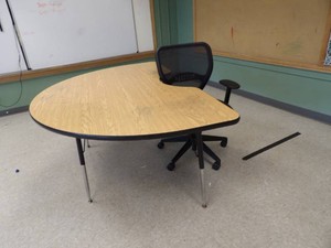 KIDNEY SHAPED TABLE WITH OFFICE CHAIR