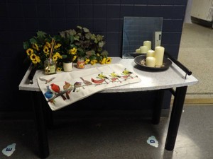 TABLE WITH DECOR