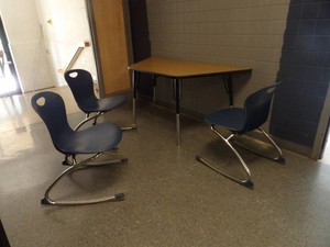 TABLE  WITH 3 ZUMA (ROCKING CHAIRS)