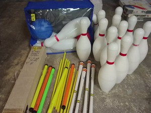 ASSORTED JUGGLE STICKS & BOWLING SET
