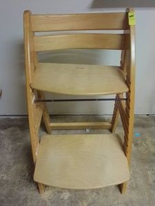 ADJUSTABLE HEIGHT CHAIR FOR AGE
