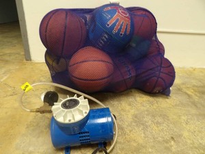 BAG OF BALLS AND SOCCER BALL PUMP