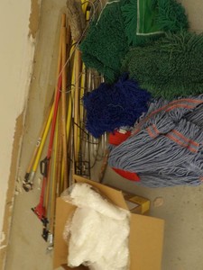 LARGE LOT MISC CLEANING ITEMS - NEW RUBBERMAID MOP HANDLES - METAL FRAMES AND MORE