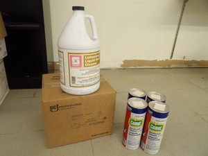 LOT OF CLEANING SUPPLIES
