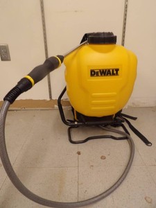NEW LOOKING DEWALT BACKPACK GARDEN SPRAY MACHINE
