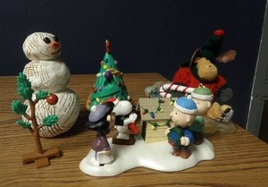 SMALLER COLLECTABLE CHARLIE BROWN FIGURINES