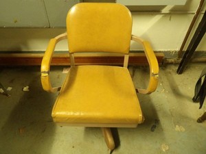 VINTAGE TAN ROLLY CHAIR
