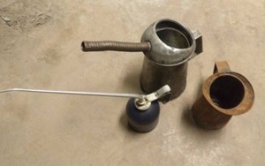 2 VINTAGE OIL CANS AND ANTIQUE METAL RUSTED PITCHER